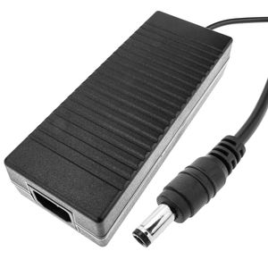 Fuente de alimentación de sobremesa. Adaptador de 220 VAC a 12 V y 10 A